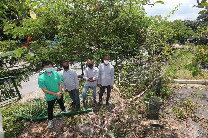 半截车身悬空 4人压车尾救3人 