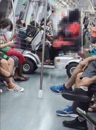 野？新加坡妇女骑“高尔夫车”进地铁？没人管吗？