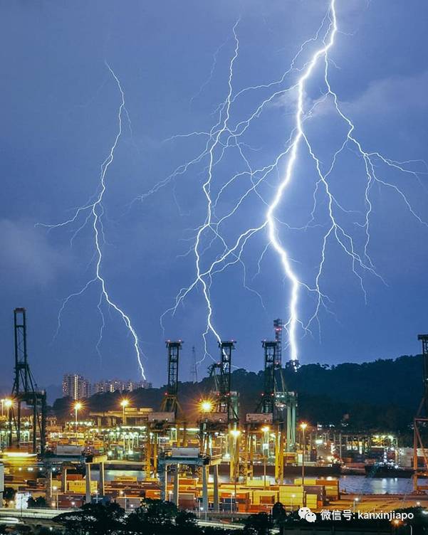 新加坡连夜大雨，花样闪电演绎特效大片