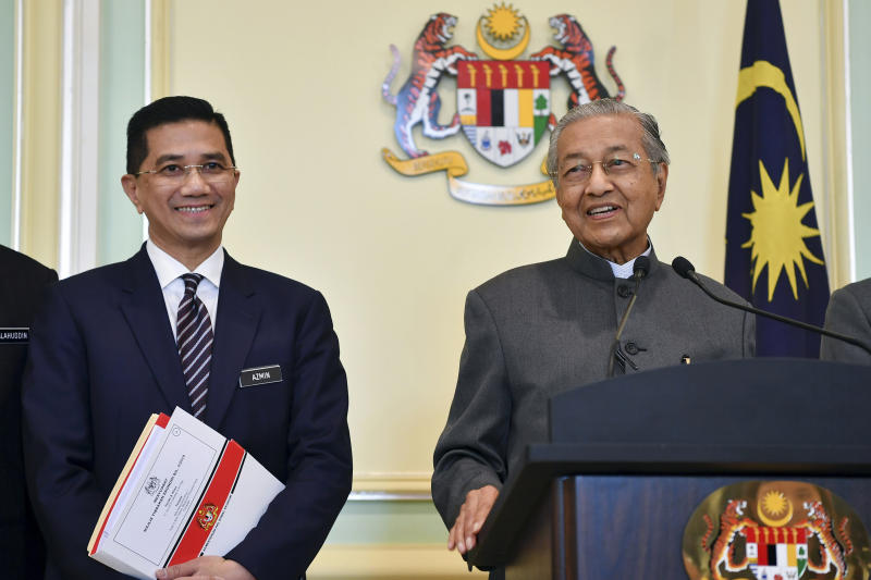 20190612 mahathir and azmin bernama.jpg