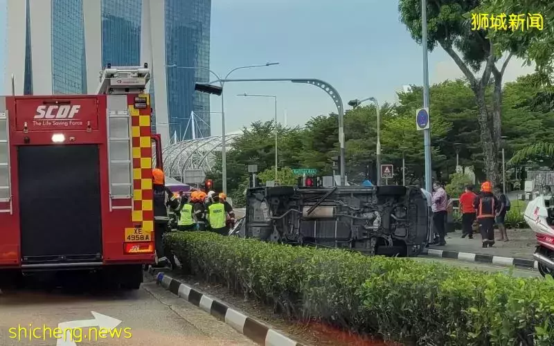 休旅车撞车翻覆 司机乘客爬窗逃