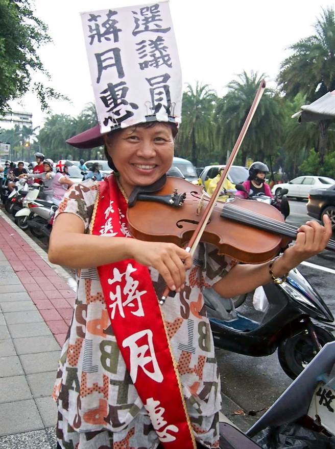 台湾乡下女议员咬警察爆红，背后原因却让人心酸落泪