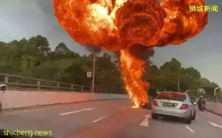 摩托车行驶中突然爆炸、下车小学生差点遭碾压，新加坡公路怎么了