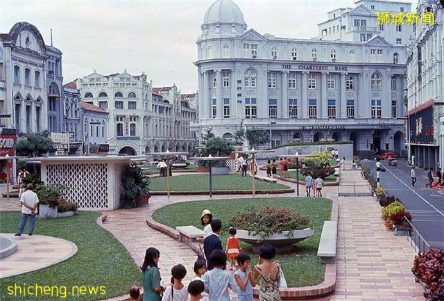 1967年的新加坡,被迫成独立国家,街道满地狼藉,过路市民一脸愁容