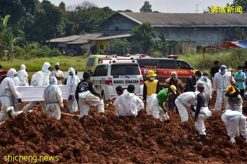 印尼沦陷！日增近4万例、上千人死亡！警察扮鬼、民众抢牛奶，新加坡送救援物资