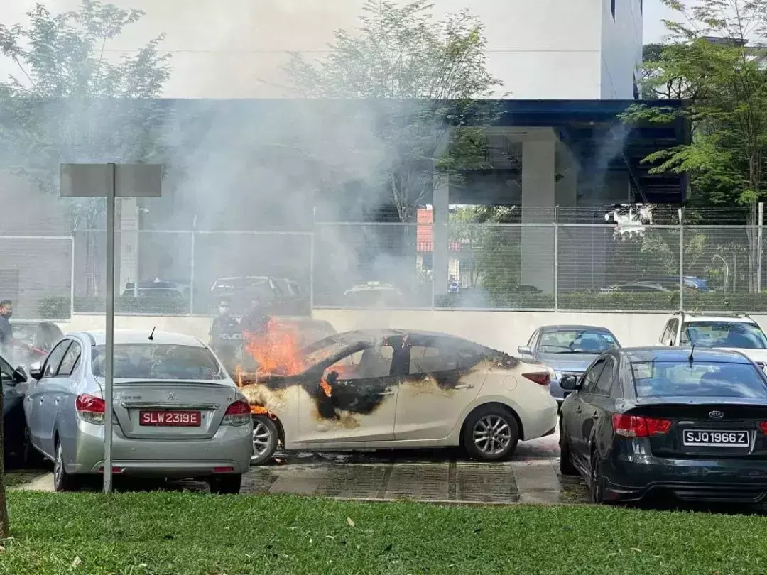 熊熊大火！黑煙沖天！新加坡奔馳車起火，母子倆死裏逃生