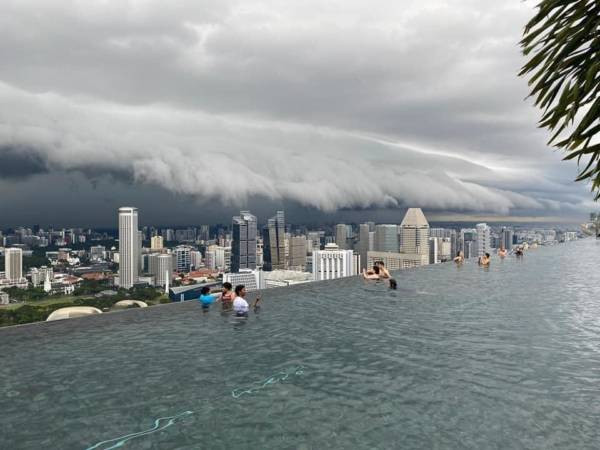 狮城昨午多区水灾  出现巨型积雨云  树倒车抛锚 