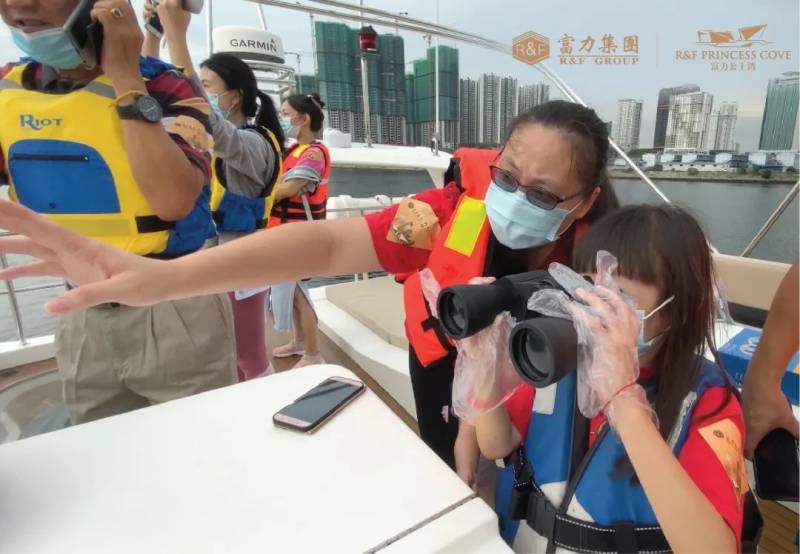 房地产商开出游艇载20户家庭到海峡边界，同滞留新国家人“相会”