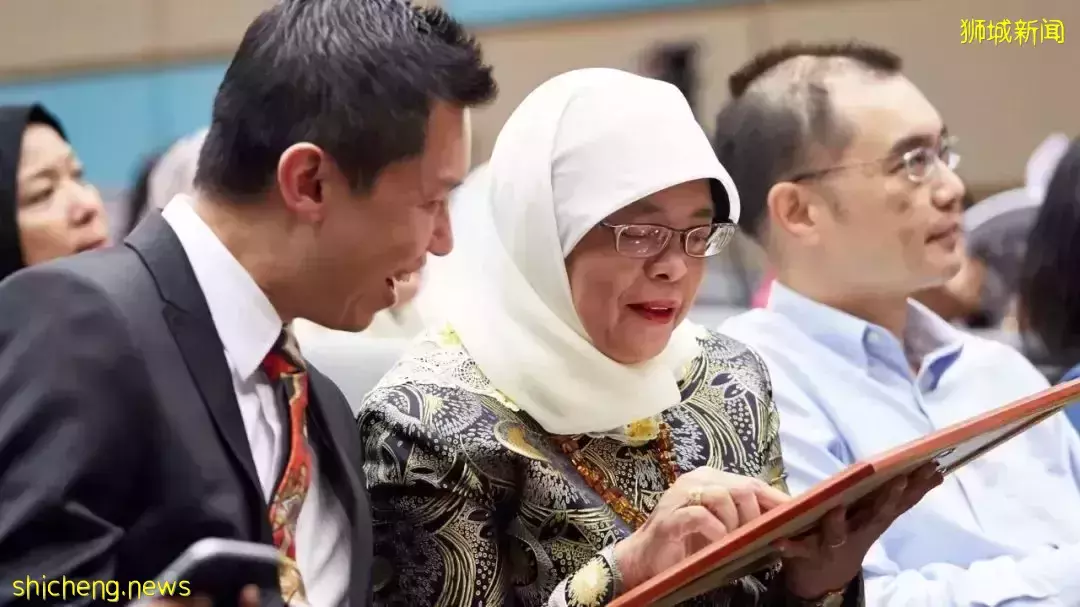 与NUS校友，总统 Halimah Yacob 一起庆祝新加坡女性年