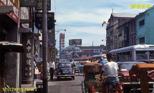 1967年的新加坡,被迫成独立国家,街道满地狼藉,过路市民一脸愁容