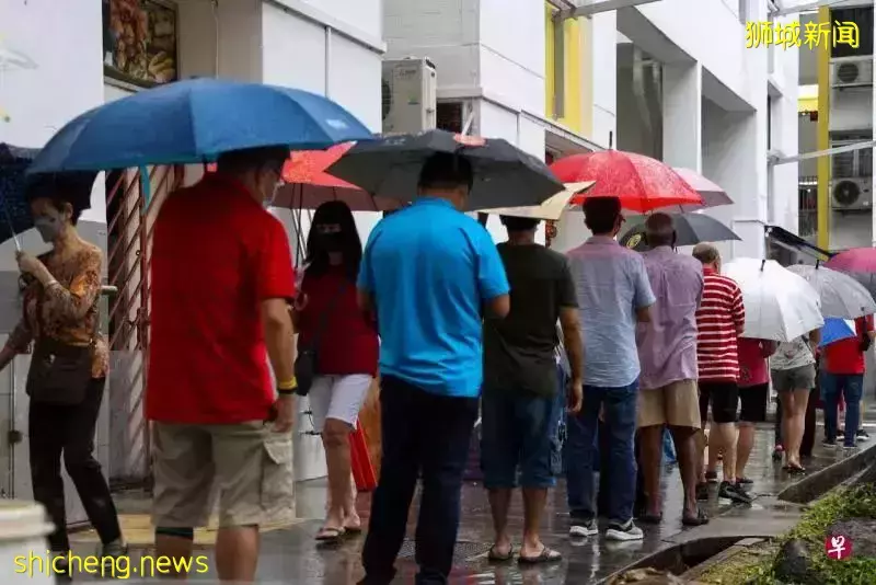 爲何大雨也阻擋不了新加坡人到明地迷亞路第24座組屋前排隊