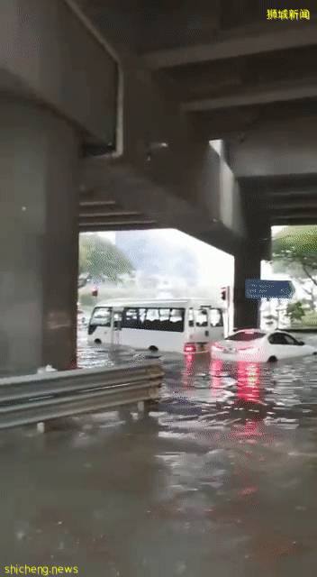 新加坡大暴雨：马路变河、草坡变瀑布！25人被困，1人送医