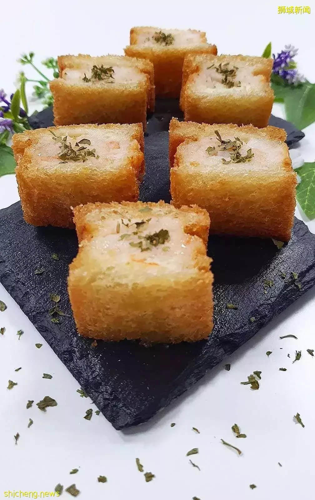 主打酥脆炸虾吐司的MenboLah!🍤外脆内软、虾味十足！还有料多酱也多的西式蒜味吐司🥪 