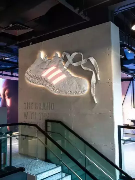 新加坡首间Adidas品牌概念店！三层楼、3D打印T恤，鞋子衣服最全最多