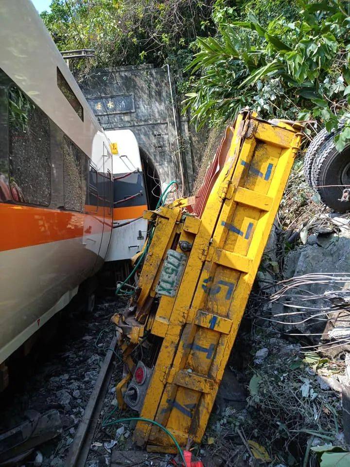 突發！台灣列車出軌50人死亡！車廂畫面曝光，新加坡緊急慰問