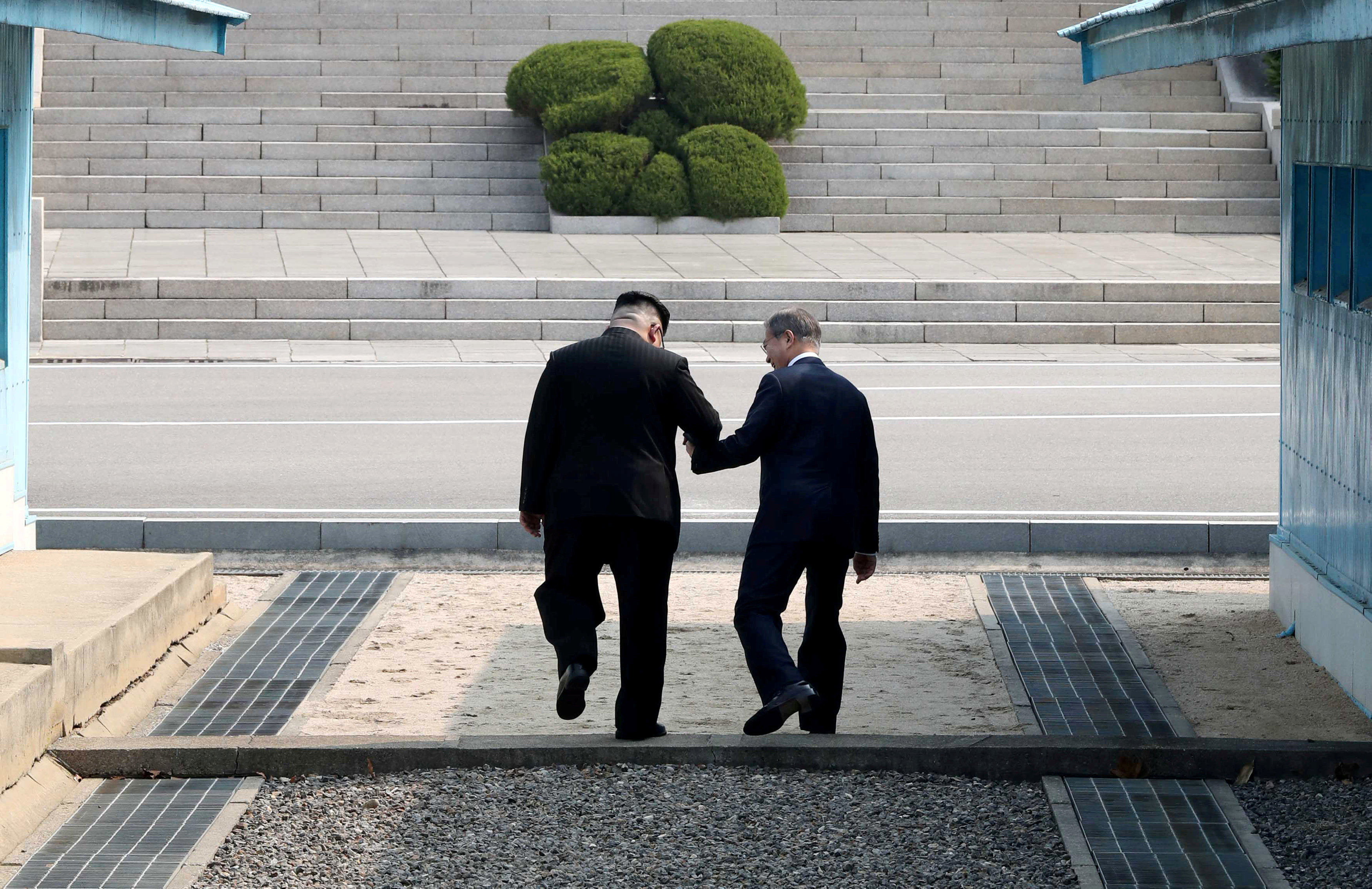 2018-04-27T062547Z_165776548_RC19C71EF010_RTRMADP_3_NORTHKOREA-SOUTHKOREA-SUMMIT.JPG