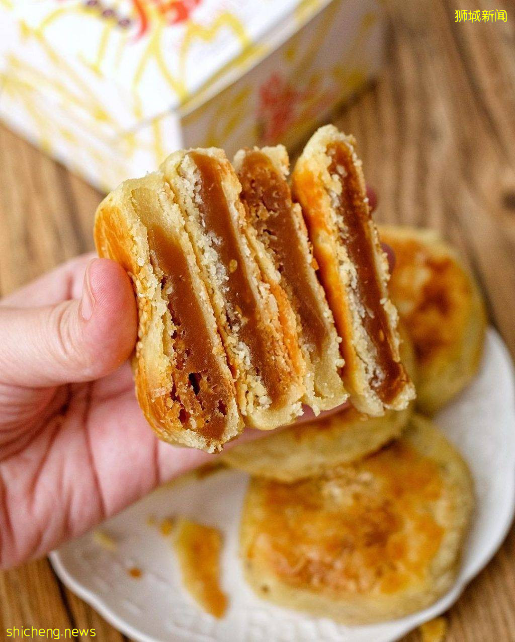 “龙发豆沙饼”古早味必吃！外皮酥到掉渣、内馅香滑细腻✨2种口味，每粒$0.90👍 