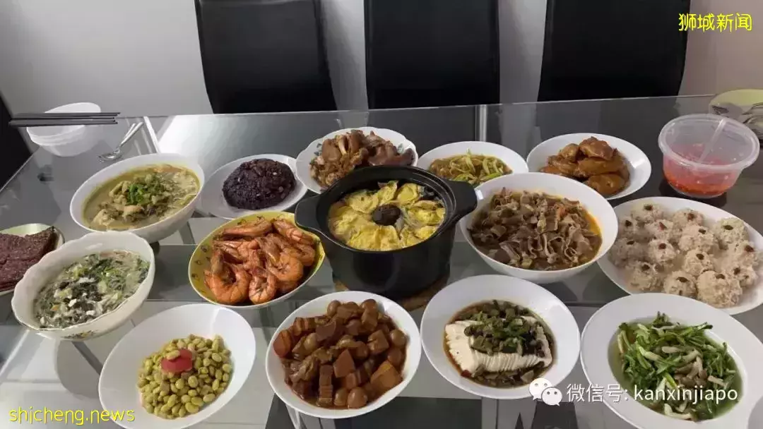 “两年多没回家了，我在新加坡挺好的，还给自己做了年夜饭，爸妈别惦记...”