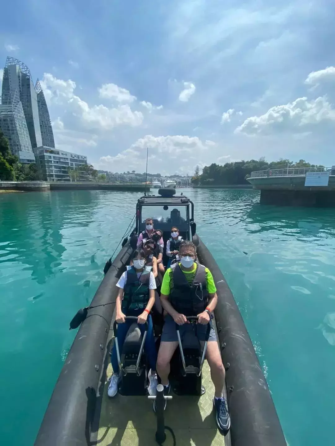 刺激！新加坡最酷的海上運動，1小時乘海軍飛艇遊5個島，感覺爽飛了