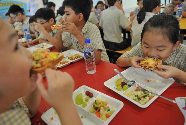 实拍！新加坡小学开学首日，疫情之下家长紧张疯了