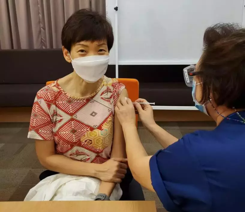 爆赞！新加坡老护士为“抗疫”重出江湖，为多位政要施打疫苗