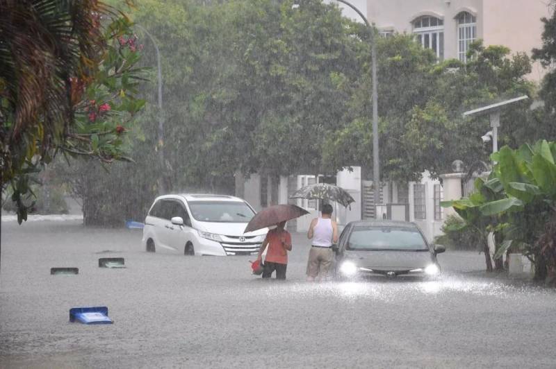 犹如世界末日！实拍新加坡被海啸云“吞没”！暴雨、发大水、树倒