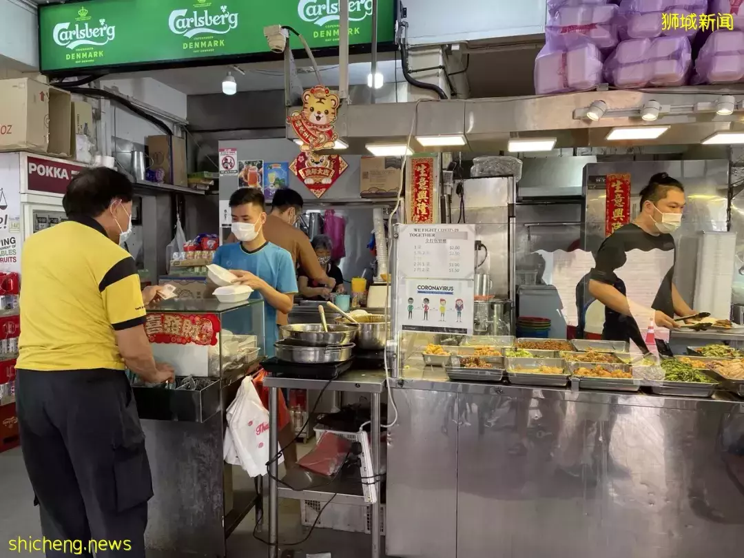 “在新加坡買了一菜一肉雜菜飯，花掉我15塊錢！”