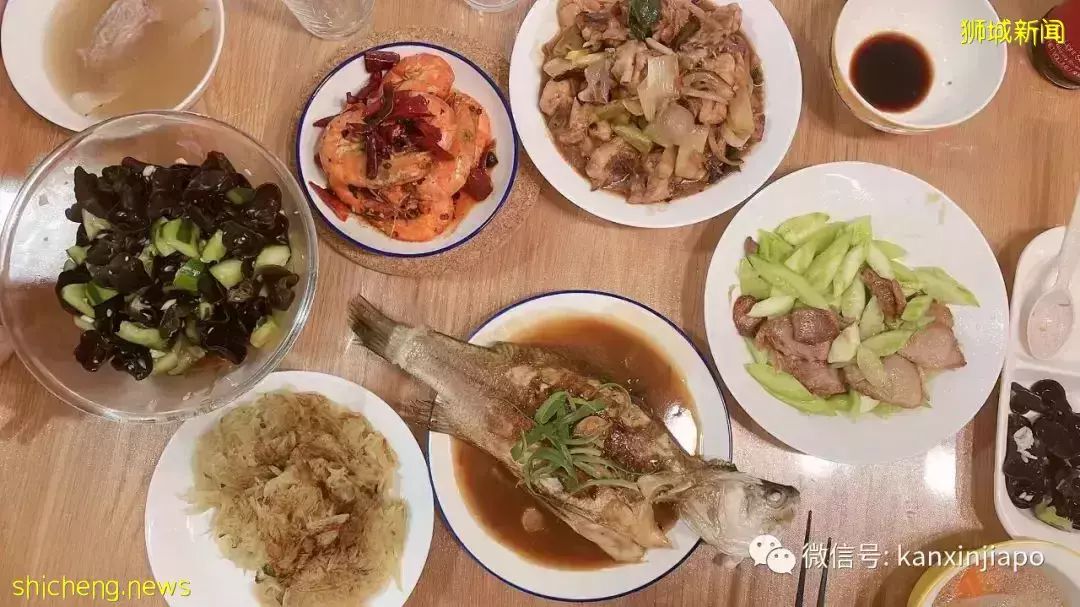 “两年多没回家了，我在新加坡挺好的，还给自己做了年夜饭，爸妈别惦记...”