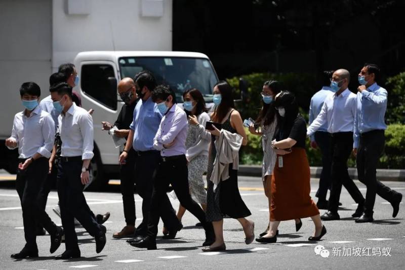 人力部数据道出真相：新加坡人近十年分到的PMET大饼变少了