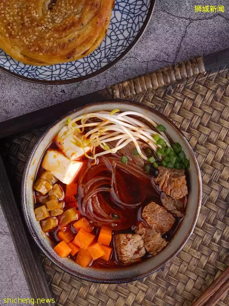 新加坡鸡肉鱼肉价格飙涨！他们排起长长长队，只为吃上这一口饭