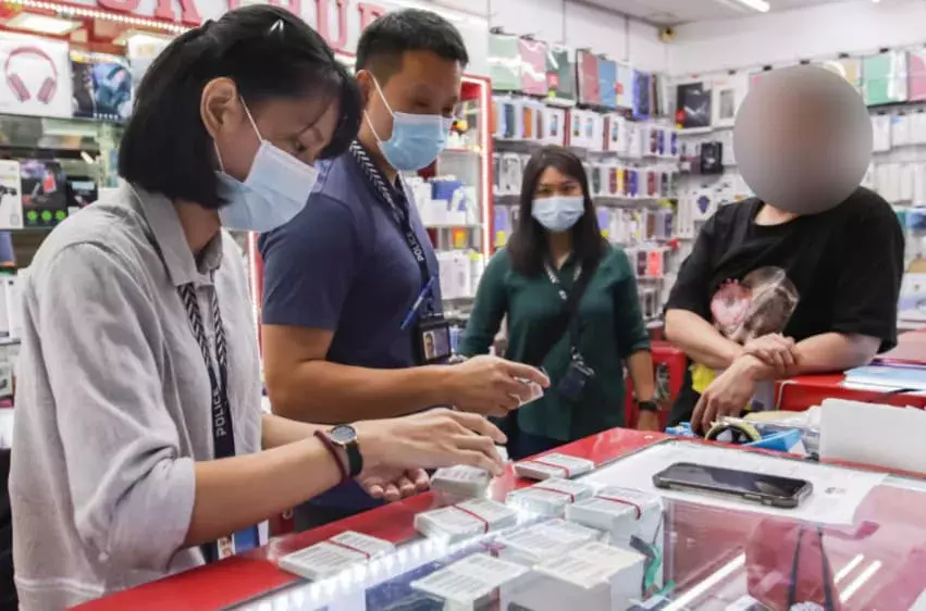 疑提供非法注册预付卡 警方扫荡17家手机店