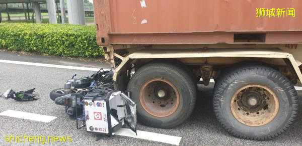 狮城快速公路车祸 送餐员摩哆“卡”大卡车