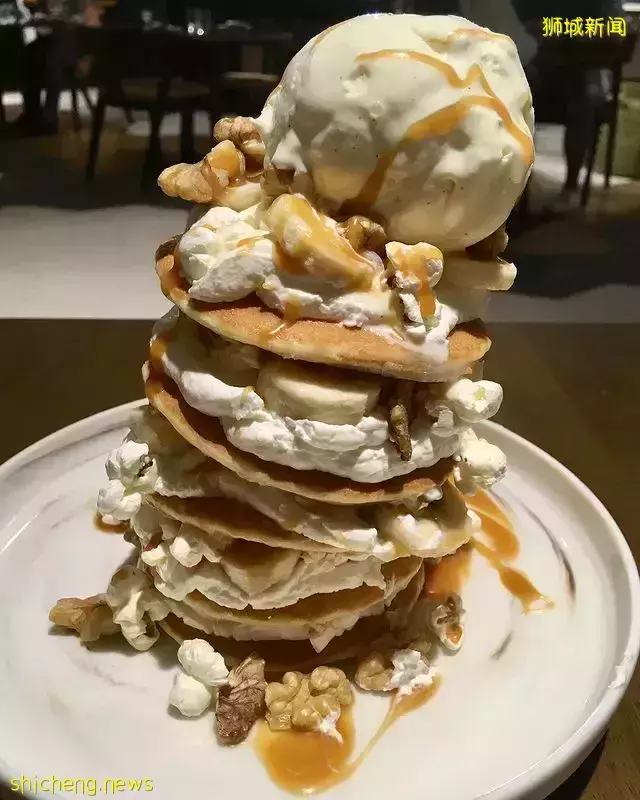 🥞层层叠起的松饼塔，让你开启Brunch美食派对！每个星期日限时推出，来So Singapore享受大餐咯