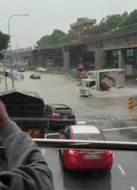 今天，新加坡被大暴雨淹沒了!