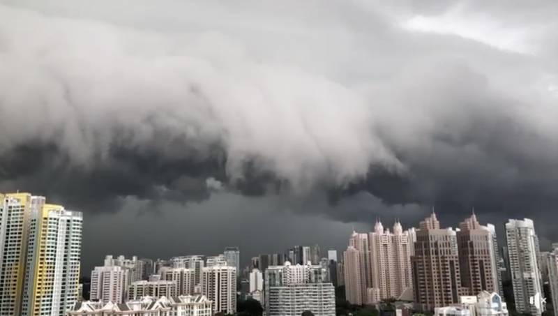 犹如世界末日！实拍新加坡被海啸云“吞没”！暴雨、发大水、树倒