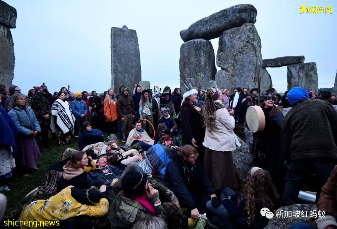 英國民衆硬闖巨石陣歡慶夏至日　新加坡總理夫人：一樣米養百樣人