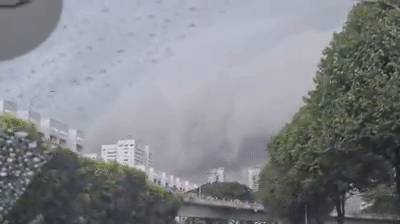 犹如世界末日！实拍新加坡被海啸云“吞没”！暴雨、发大水、树倒