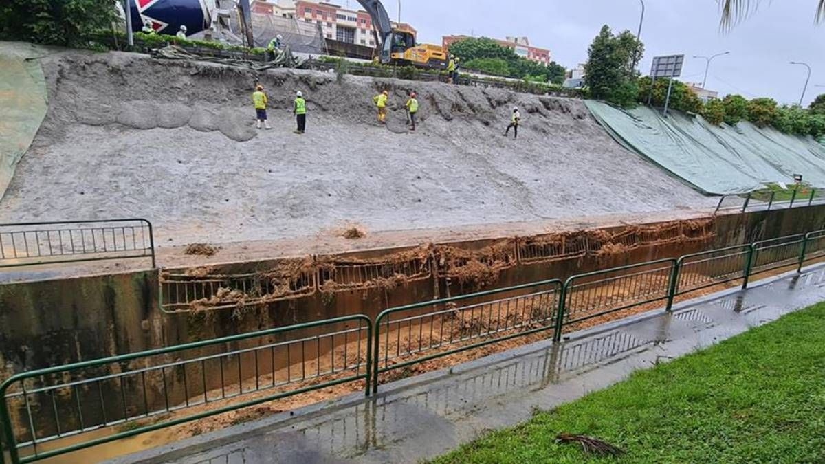 几天大雨后，某些地区已经严重水土流失！工人一天修复