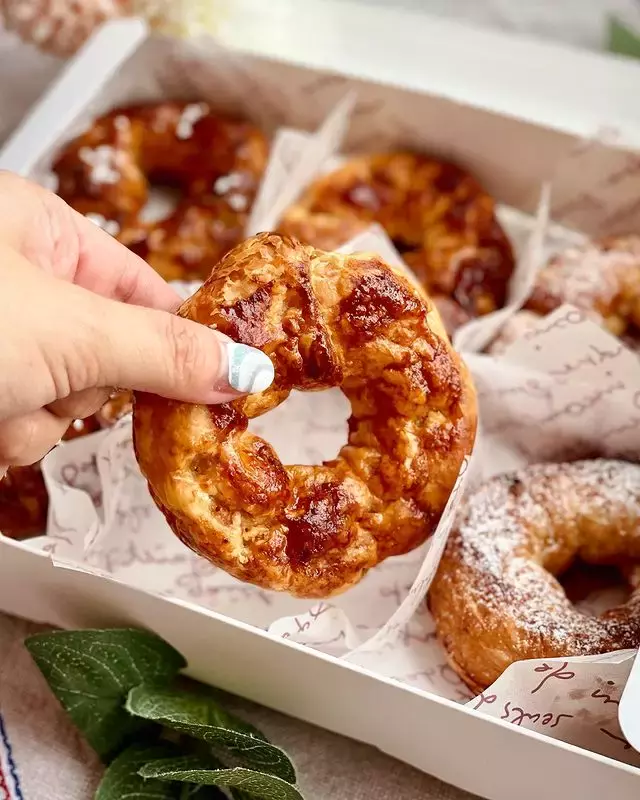 日式+法式混血甜甜圈Donatzu🍩层层酥皮底下藏内馅！四种口味，一盒六粒，下午茶必备😌 