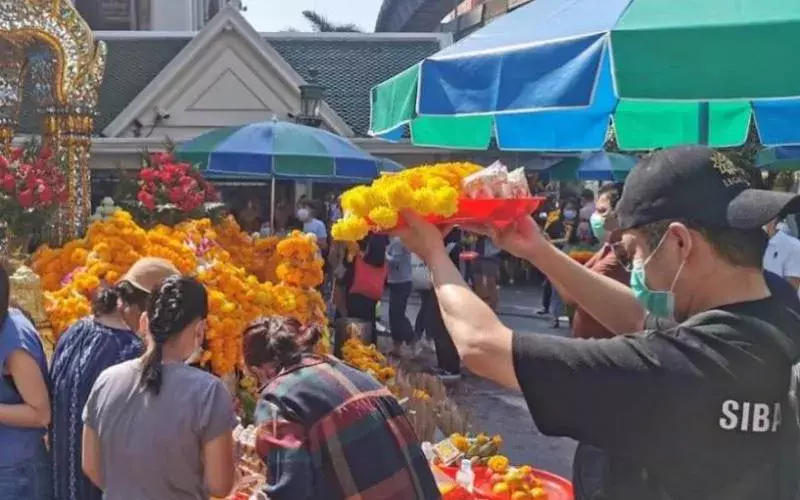 为信众飞泰包场 曹国辉代拜四面佛