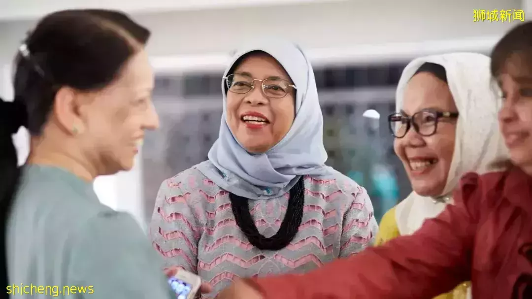 与NUS校友，总统 Halimah Yacob 一起庆祝新加坡女性年