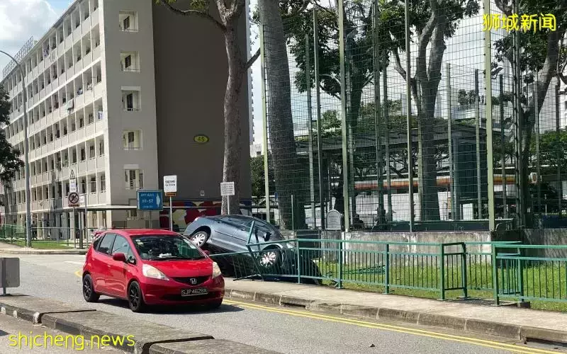 车祸后失控 汽车困人行道与沟渠间