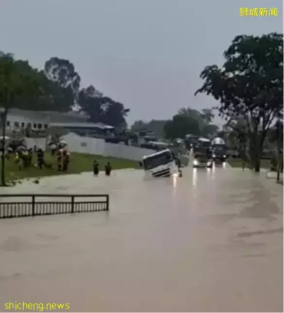 新加坡天降豪雨，大货车在坟场沦陷？这么巧