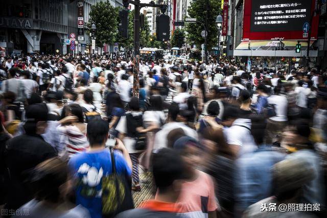 新加坡今天生的越多奖励越多，可谁知几十年前它却连控15年生育