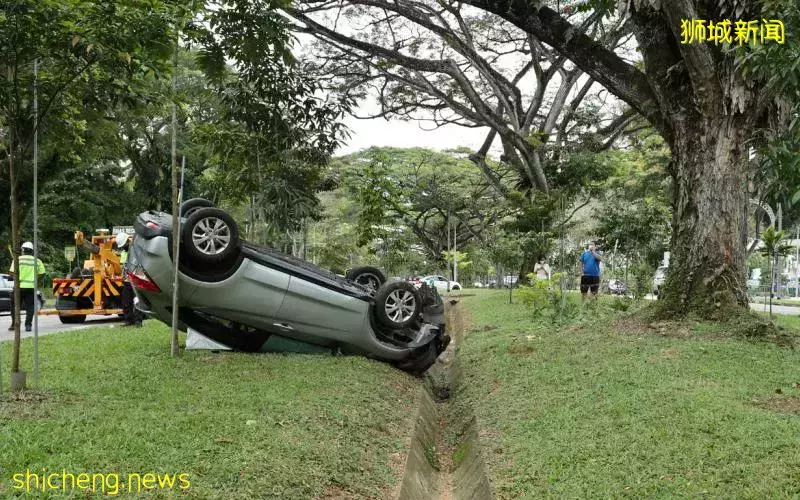 疑与罗厘发生车祸 轿车撞上分界堤后翻覆