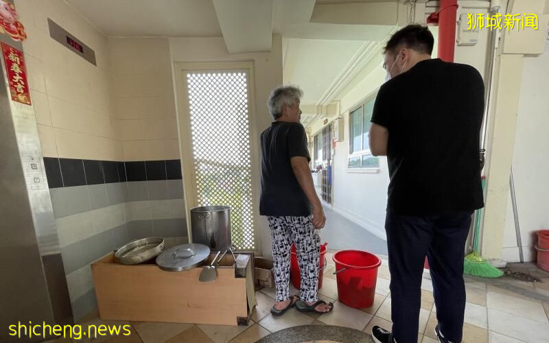 组屋电梯口 老妇摆炭炉煮粽