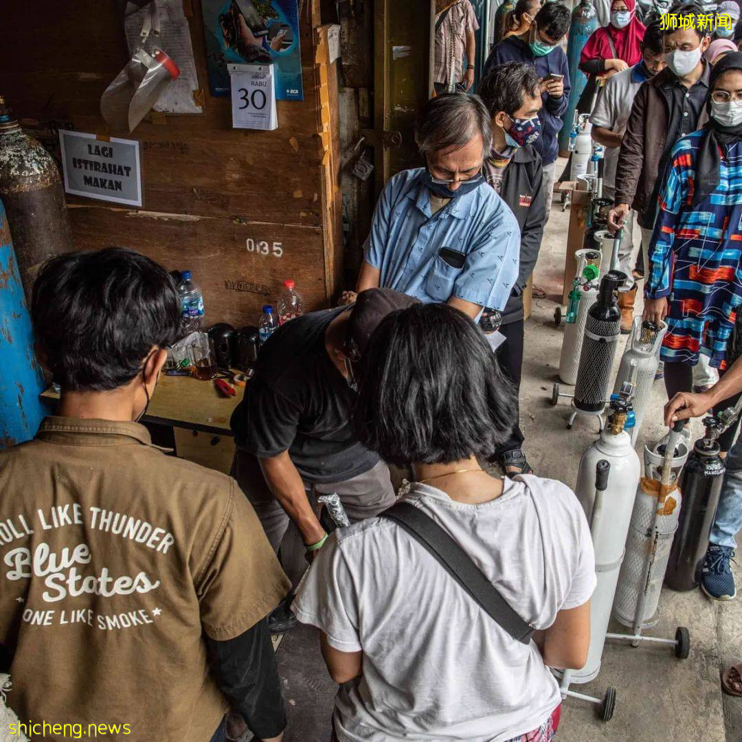 印尼沦陷！日增近4万例、上千人死亡！警察扮鬼、民众抢牛奶，新加坡送救援物资