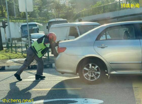 車輛在新加坡公路中央抛錨、無助！愛心騎士上演老漢推車！給力