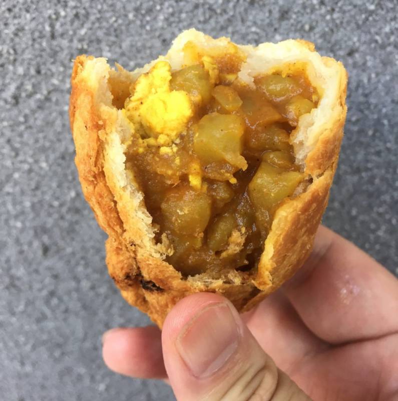 新加坡最受歡迎的Curry Puffs大盤點！不止有老曾記！超地道美食吃起來