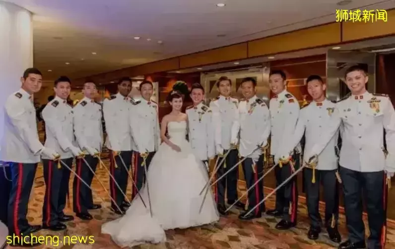 新加坡军婚现场照流出！戴口罩佩剑的军官太飒啦